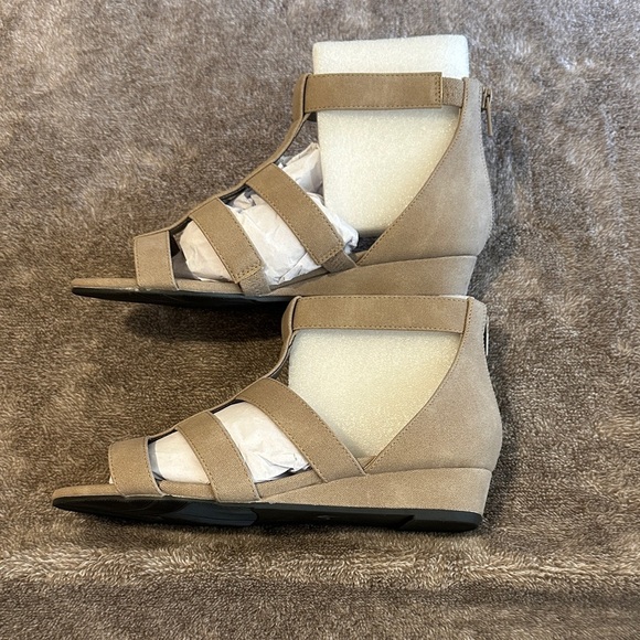 Chic Tan Women's Sandals - Picture 2 of 4